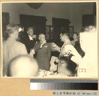 藏品(蔣主席親授青天白日勛章與陳納德將軍後舉杯道賀)的圖片